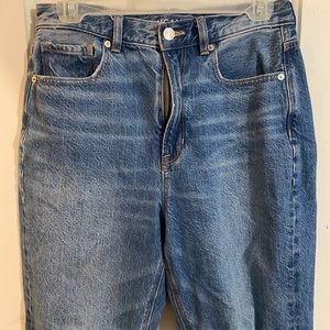 American eagle. size 4 short. mom jean